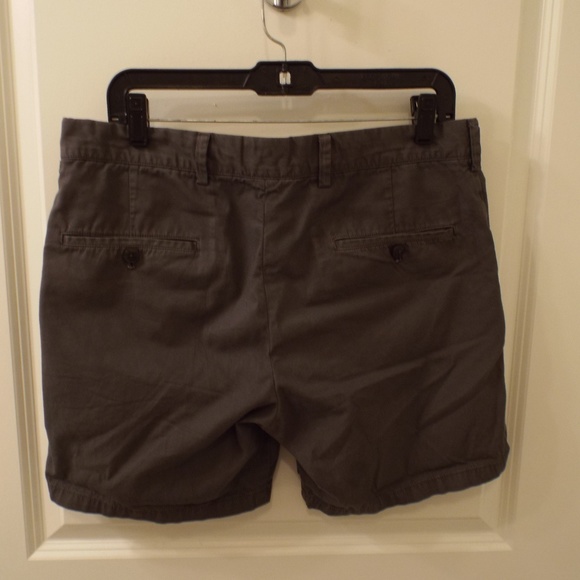 Club Monaco | Men's Slim Fit Shorts 32 - Picture 2 of 3